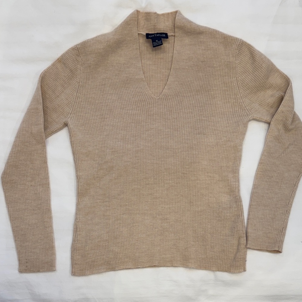Ann Taylor 100% Italian Merino Wool Ribbed V-Neck Sweater M⁠